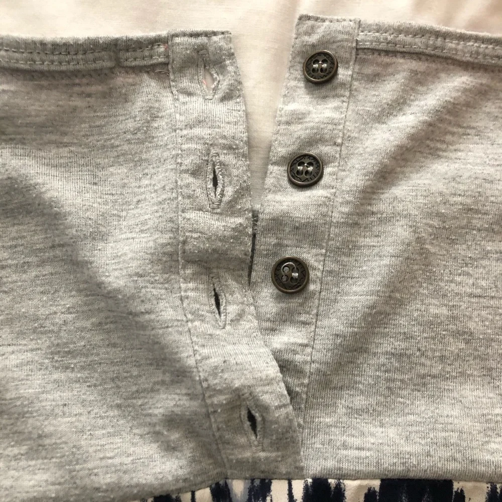 Button-Back Top - Picture 4 of 6